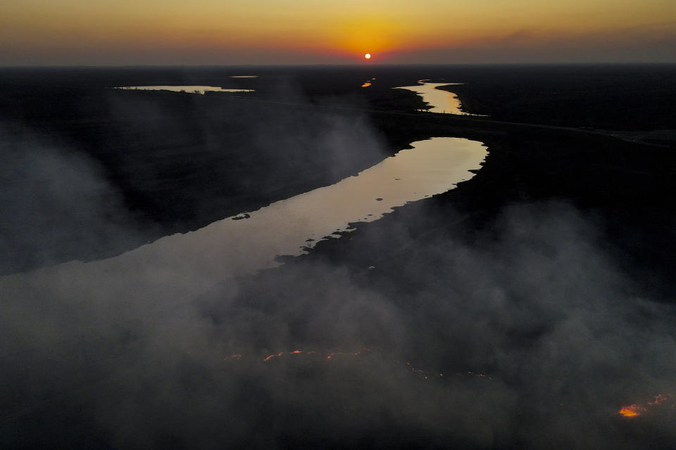 Los humedales arden en el delta del Paraná cerca de Victoria, provincia de Entre Ríos, Argentina, el martes 16 de agosto de 2022. Los incendios han estado causando estragos en el delta del Paraná durante varias semanas. (Foto AP/Natacha Pisarenko)