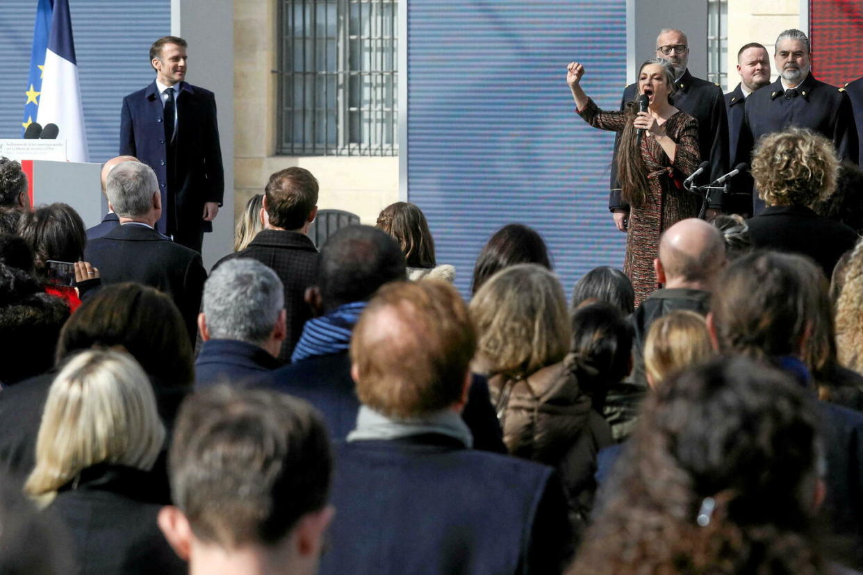 Catherine Ringer a chanté « La Marseillaise » aux côtés d'Emmanuel Macron ce vendredi 8 mars.  - Credit:Lemouton / POOL/SIPA / SIPA / Lemouton / POOL/SIPA