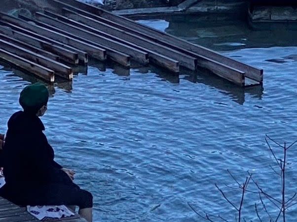 詹雅雯在日本草津溫泉，享受天然泡腳池。（詹雅雯經紀人提供）
