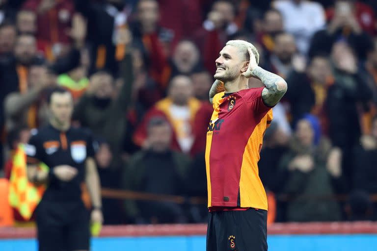 Icardi festeja su gol de cara a la cabecera de los hinchas de Galatasaray