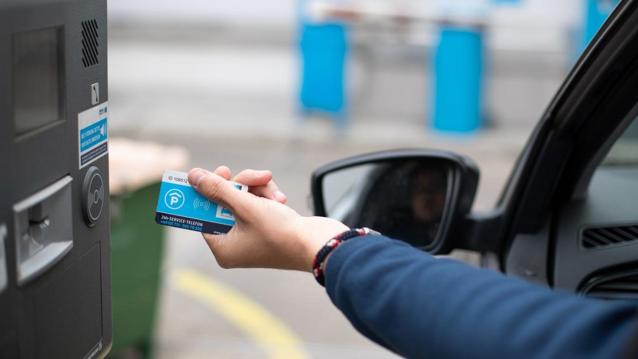 Klassisch: Mit der Parkkarte wird die Schranke geöffnet.