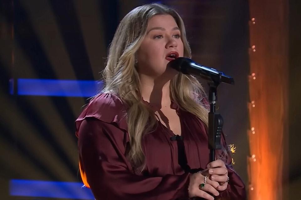 Kelly Clarkson Channels Breakup Vibes While Performing Katy Perry's 'The One That Got Away'