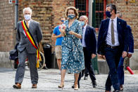 La actual reina consorte de los belgas acudió al museo para ver la exposición de Van Eyck. Llevaba un vestido de Natan, una de sus firmas de cabecera. (Foto: Robin Utrecht / Getty Images)