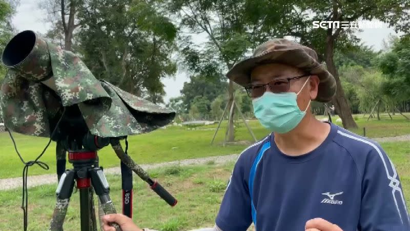 賞鳥專家帶大砲到水道博物館賞鳥。