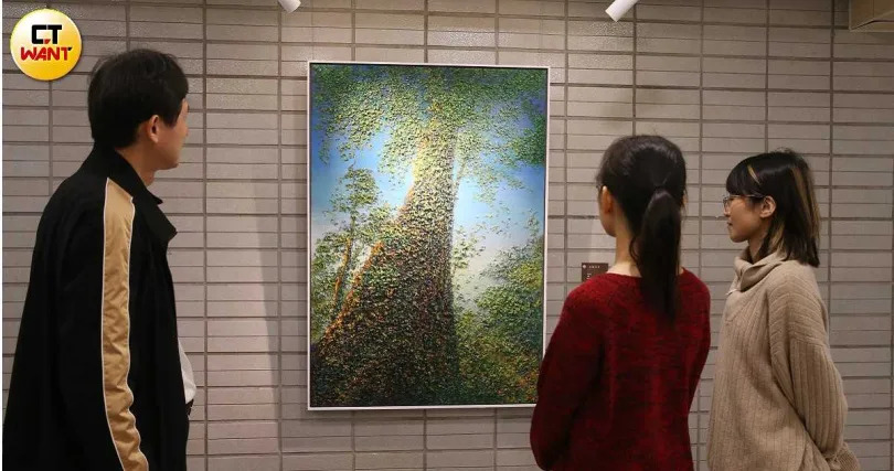 「大樹高昇」油畫位於7樓電梯口，深受許多法官喜愛，已成最高法院收藏品。（圖／趙世勳攝）