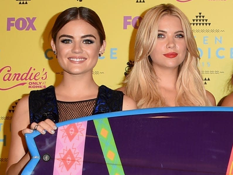 teen choice awards 2015 pretty little liars cast ashley benson lucy hale