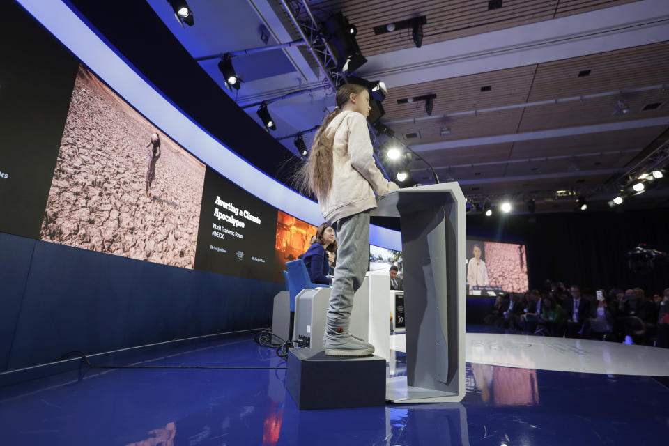 La ambientalista sueca Greta Thundberg se dirige al público en el Foro Económico Mundial en Davos, Suiza, el martes 21 de enero de 2020. (AP Foto/Michael Probst)