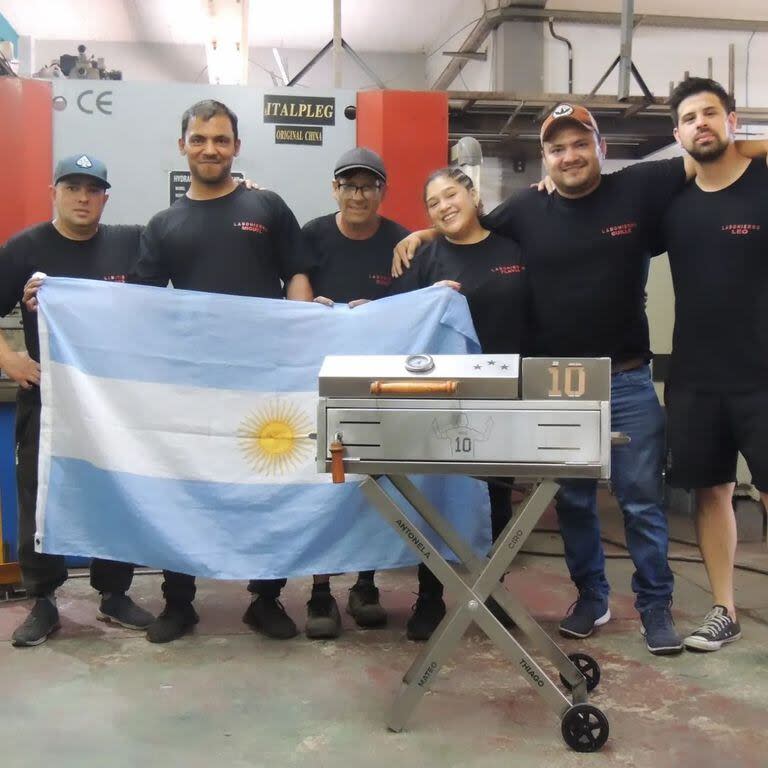 Guillermo le sacó una foto a su equipo de trabajo con el modelo de parrilla terminado