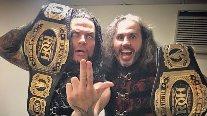 Jeff (l.) und Matt Hardy dürfen ihren Broken-Charakter bei WWE (noch) nicht verkörpern