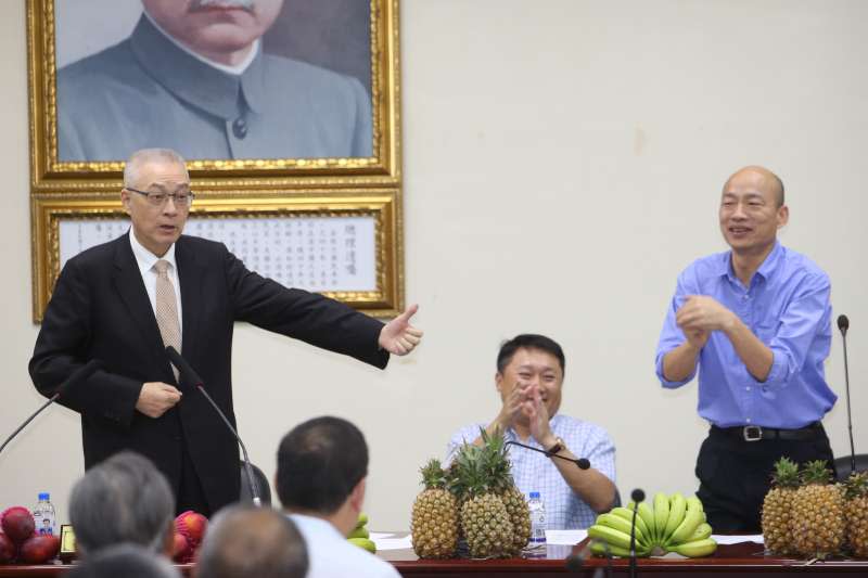 20180613-國民黨黨主席吳敦義（左一）13日參加國民黨農漁業工作委員會工作會議及授證，力挺參選高雄市的韓國瑜（右一）。（陳明仁攝）輔選會報+簽支持農漁業 香蕉