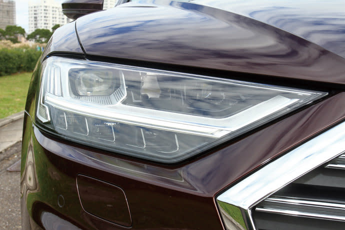 極光頭燈燈組這一次A8所採用燈組為，HD高階矩陣式LED極光頭燈組，其最大特色為32組照明元件能夠非常細膩的照明路面，不僅可以大程度避免直射對向來車，並且能夠根據不同路況與氣候，改變照明角度，讓整體視野更為清晰與寬廣。版權所有/汽車視界
