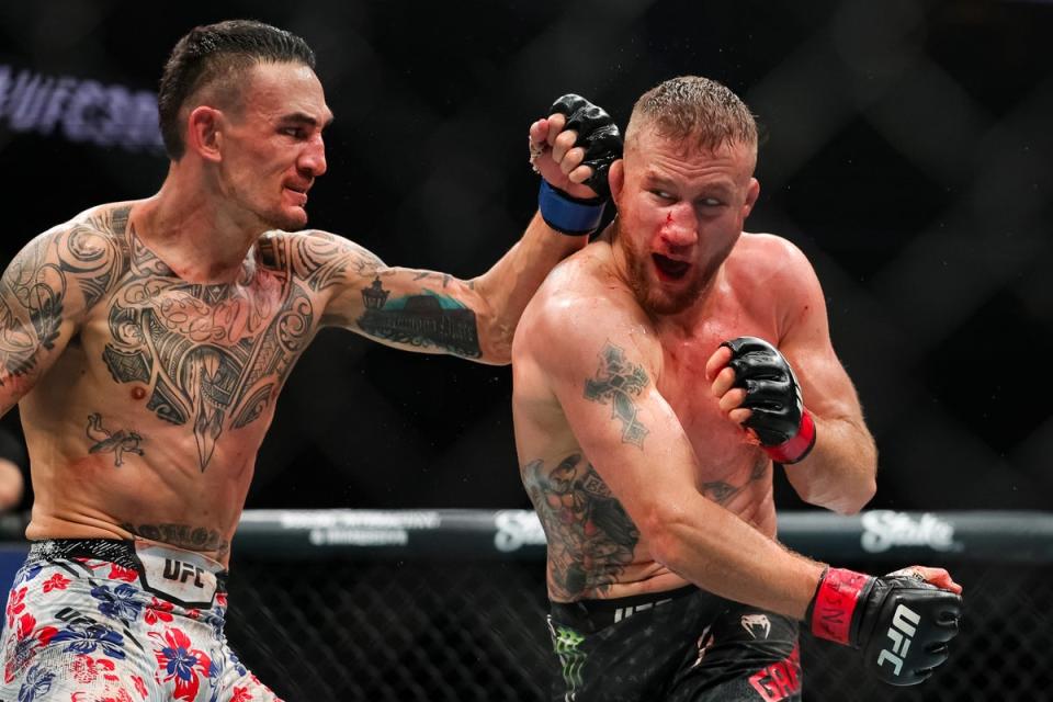 Holloway (left) stopped Gaethje in the final second of their five-round fight (Getty Images)