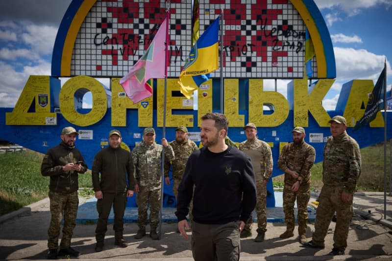 Ukrainian President Volodymyr Zelensky visit the frontline positions in Donetsk region, amid the Russian invasion of Ukraine. -/APA Images via ZUMA Press Wire/dpa