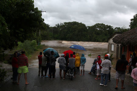 La gente observa el río Soco después del huracán María en El Seibo, República Dominicana, el 21 de septiembre de 2017. REUTERS/Ricardo Rojas 0