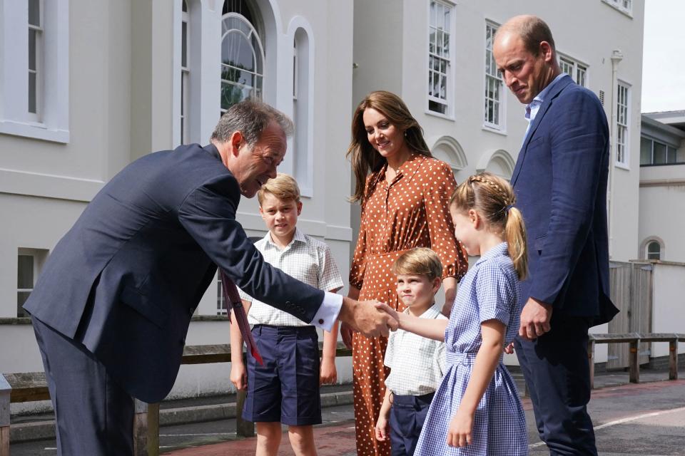 (From rear R to front ) Britain's Prince George of Cambridge, Britain's Catherine, Duchess of Cambridge, Britain's Prince Louis of Cambridge, Britain's Prince William, Duke of Cambridge, and Britain's Princess Charlotte of Cambridge are greeted by Headmaster Jonathan Perry (L) upon their arrival for a settling in afternoon at Lambrook School, near Ascot in Berkshire on September 7, 2022 on the eve of their first school day. (Photo by Jonathan Brady / POOL / AFP) (Photo by JONATHAN BRADY/POOL/AFP via Getty Images)