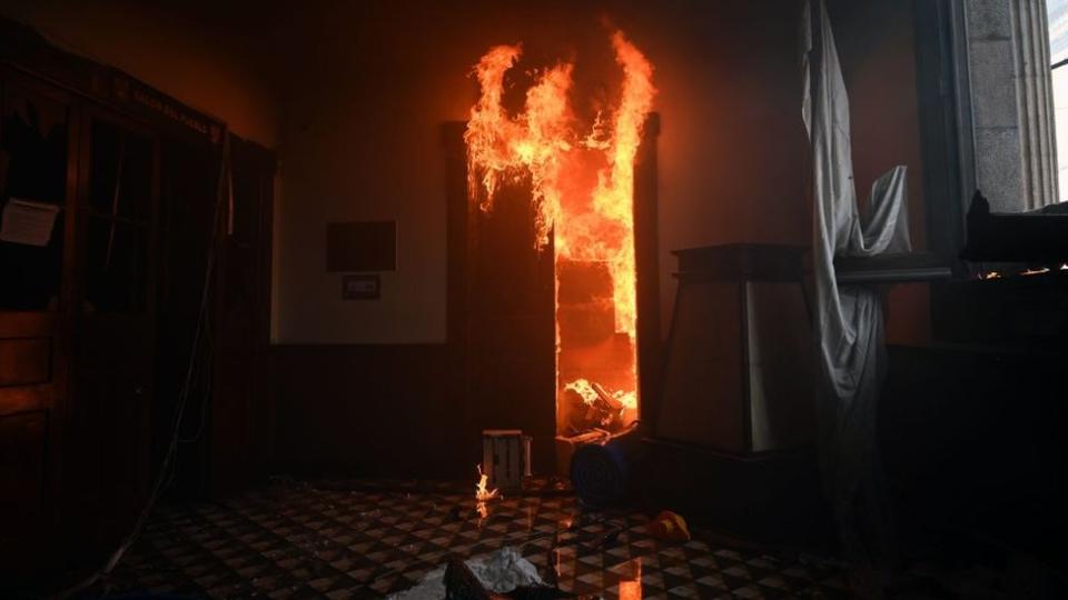 Oficinas del Congreso de Guatemala incendiadas.