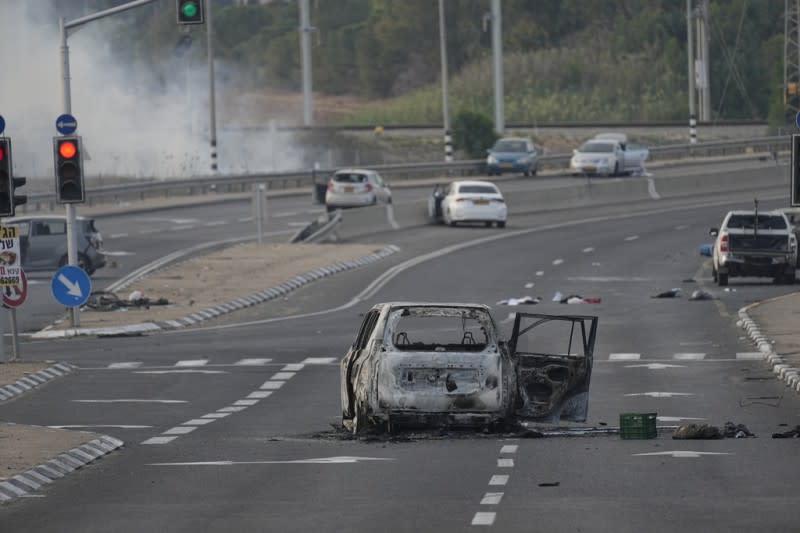 <cite>2023年10月7日，以巴衝突。在以色列南部城鎮斯德洛特（Sderot），一輛汽車在巴勒斯坦武裝分子的襲擊中被摧毀。（AP）</cite>