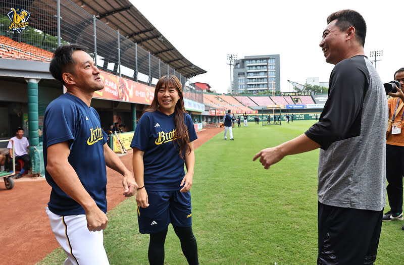 林岳平與平野惠一賽前討論。（資料照／中信兄弟球團提供）