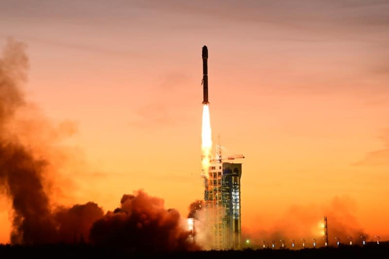 <cite>2023年12月30日，中國的酒泉衛星發射中心使用長征二號丙運載火箭，成功將衛星網路技術試驗衛星發射升空。（新華社）</cite>