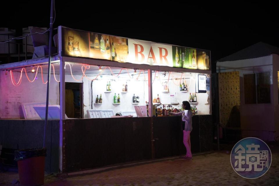 沙漠營地裡的酒吧，免費提供一罐非酒精飲料，再點其他飲料就要收費。