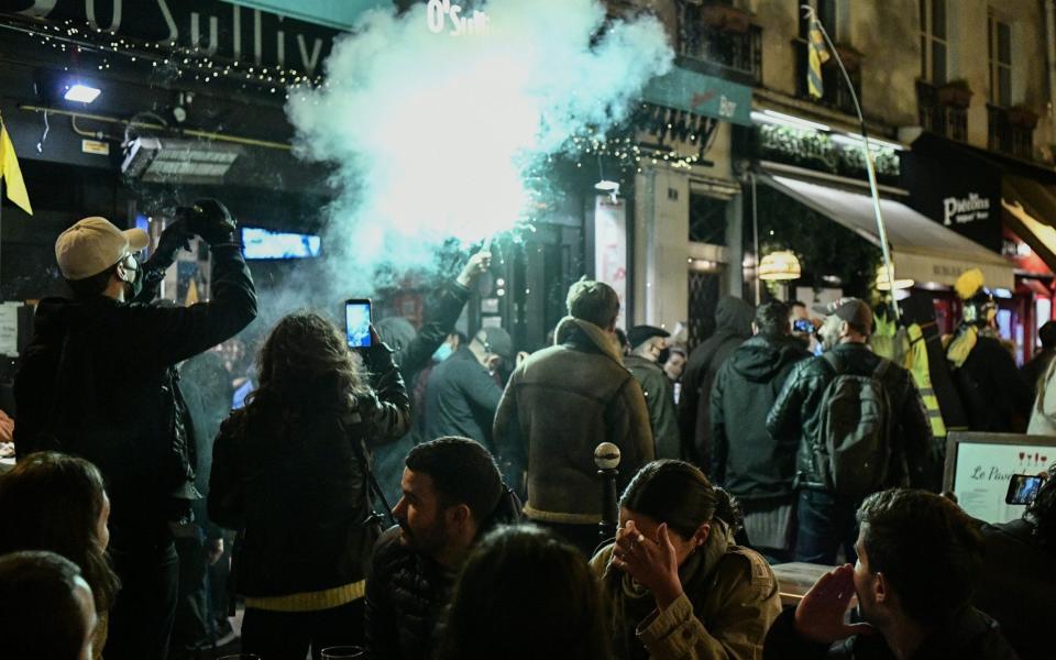 Hundreds of anti-lockdown protesters gather in Paris -  Anadolu