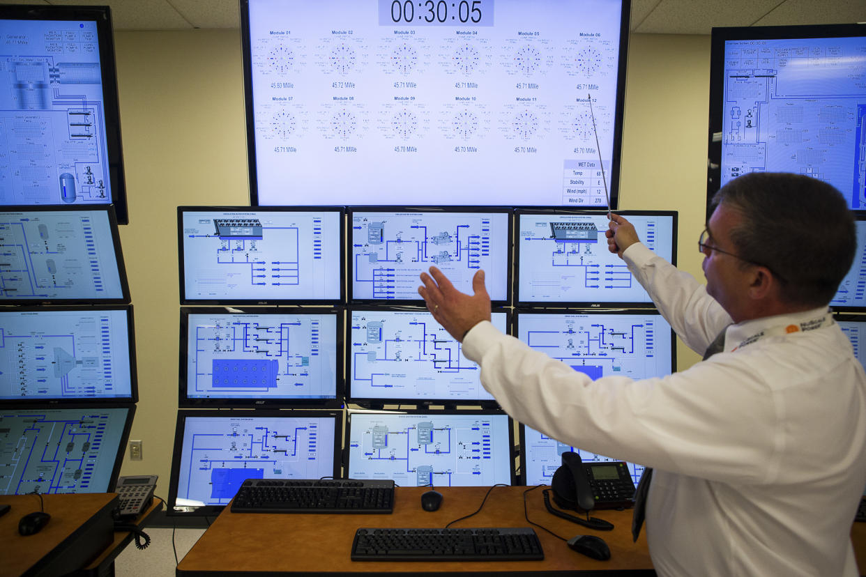 Kevin Deyette, un ingeniero de NuScale Power, da un recorrido por un simulador de sala de control en Corvallis, Oregón, el 17 de septiembre de 2013. (Leah Nash/The New York Times)
