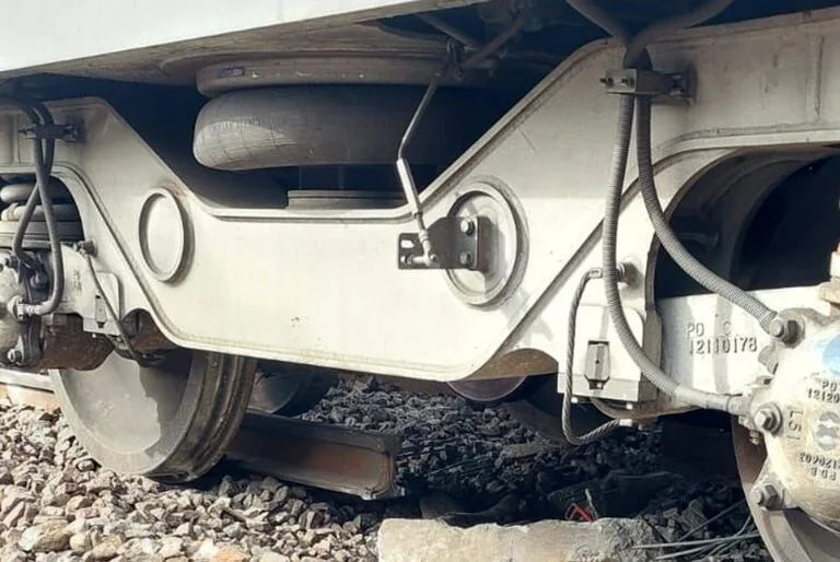 Descarriló una formación del tren San Martín en Palermo, el SAME trabaja en el lugar y asiste a los heridos que son trasladados a diferentes hospitales. Vista de las vías del tren rotas