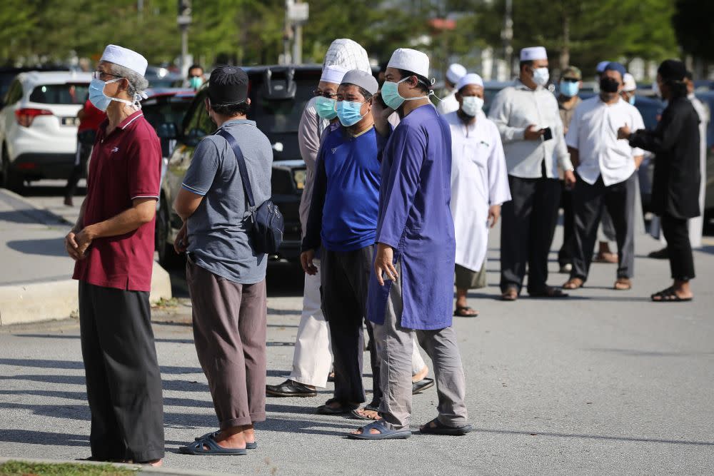 Malaysian Muslims queue in front of the Section 7 Mosque to be tested for Covid-19 in Shah Alam March 26, 2020. — Picture by Yusof Mat Isa