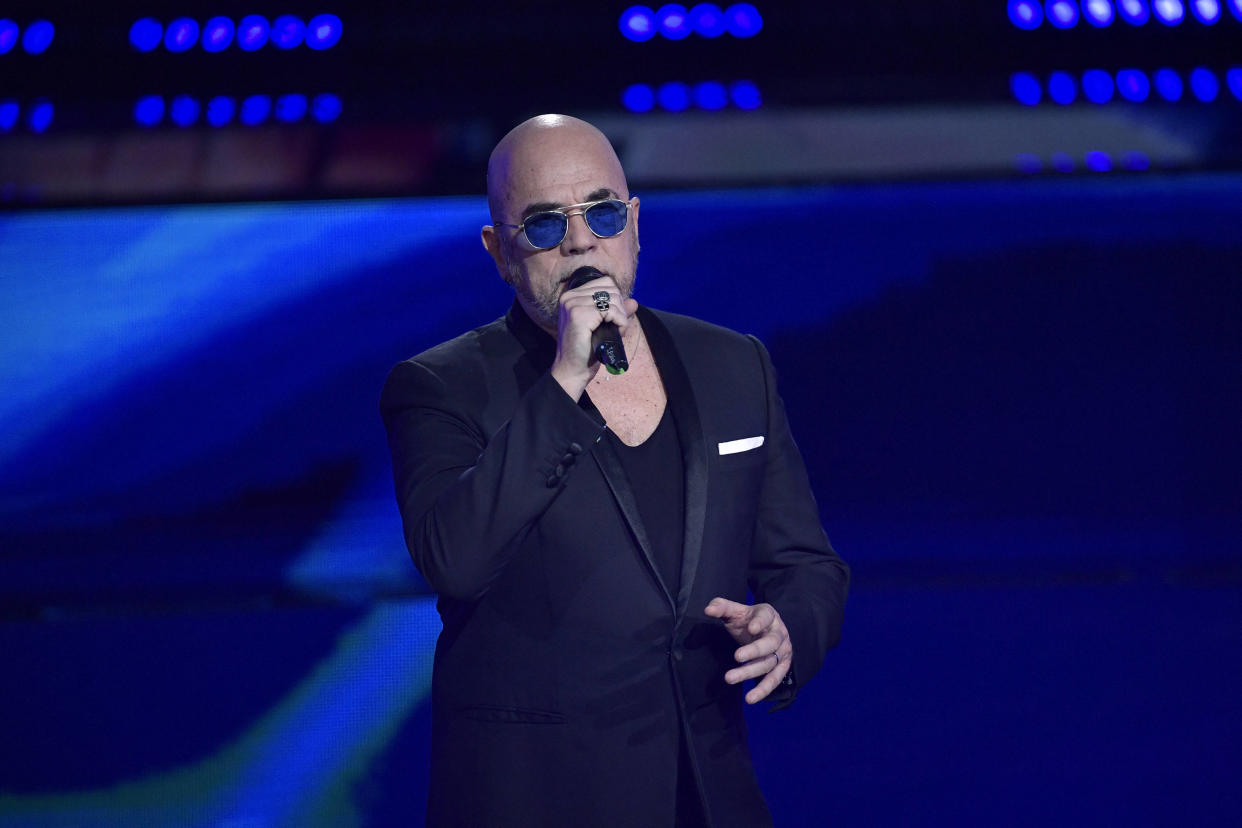 Le chanteur Pascal Obispo ( ici le 8 mars 2022 à Paris pour l’émission « Unis pour l’Ukraine » ) a annoncé le retour en France de la comédie musicale « Les Dix Commandemants » pour 2024 en version plus actuelle.