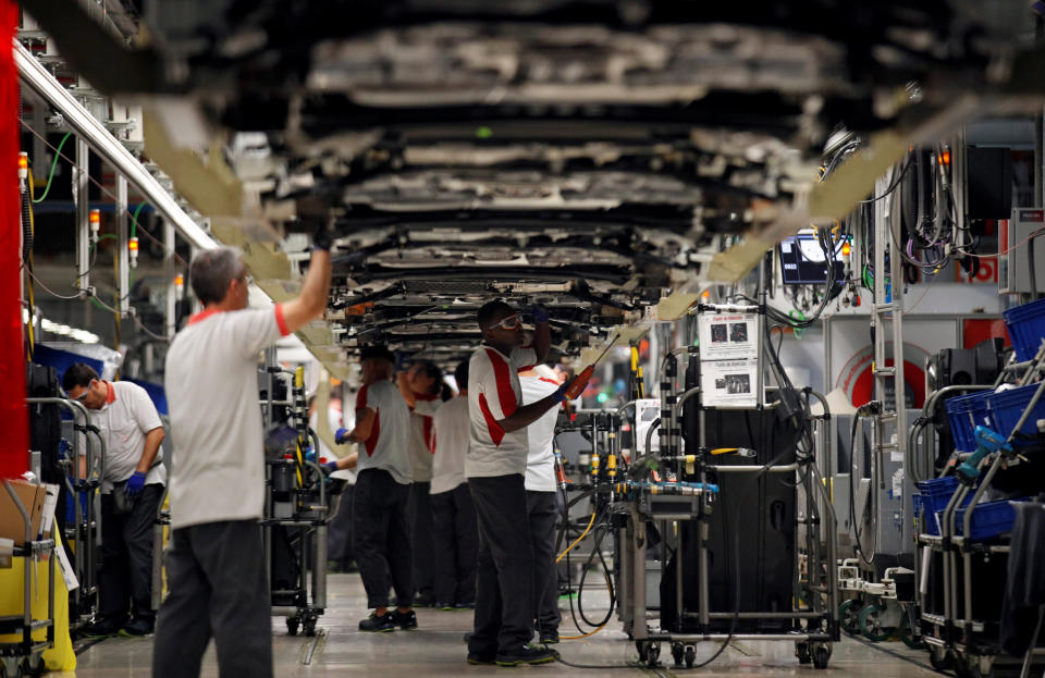 Trabajadores de una planta de fabricación de coches en Cataluña. (Foto: Albert Gea / Reuters).