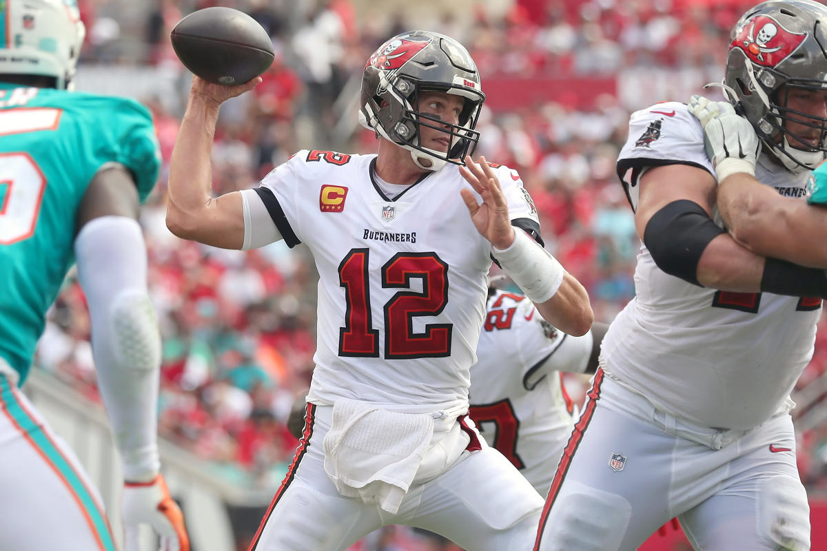 Brady's 5 TD passes account for Bucs' 45-17 win over Dolphins