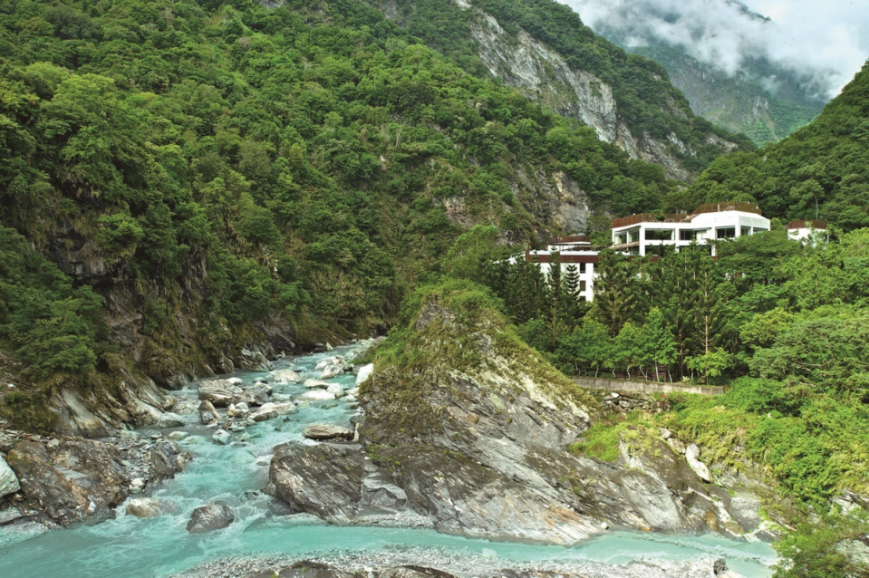 「太魯閣晶英酒店」坐擁山林，與峽谷溪水構成一幅迷人景致。（飯店提供）