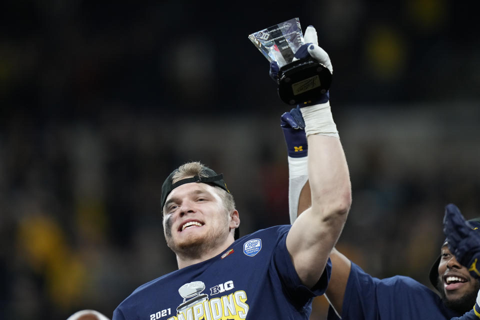 The loser of Sunday's Jaguars-Texans game will have a better shot at drafting someone such as Michigan's Aidan Hutchinson in 2022. (AP Photo/AJ Mast)