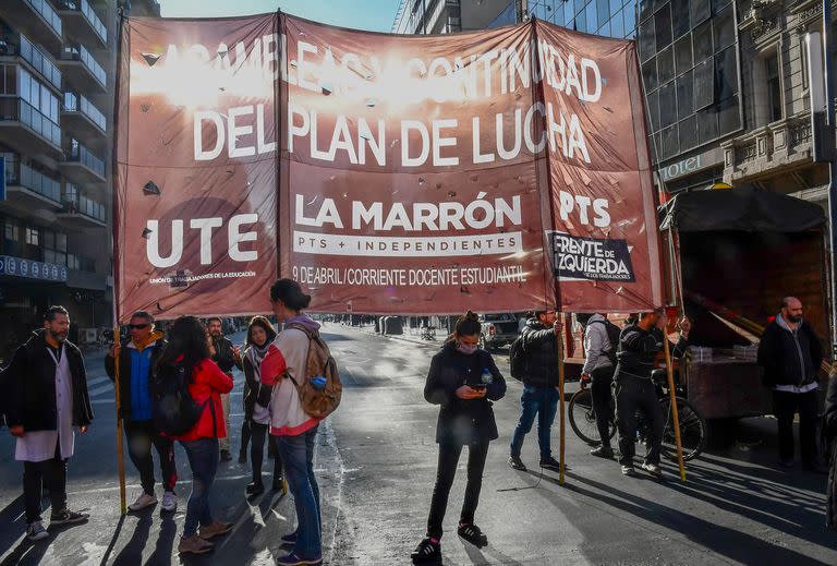 Docentes porteños nucleados en la Unión de Trabajadores de la Educación (UTE) y la Asociación de Docentes de Enseñanza Media y Superior (Ademys) realizan hoy un paro de actividades en rechazo a la decisión del Gobierno porteño de realizar un día sábado las jornadas de capacitación denominadas EMI. A las 8hs se concentraron en Corrientes y Callao y ofrecieron una conferencia de prensa.