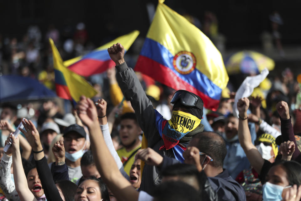 Manifestantes protestan contra el gobierno en la Plaza Simón Bolívar en Bogotá, Colombia, el miércoles 12 de mayo de 2021. (AP Foto/Fernando Vergara)