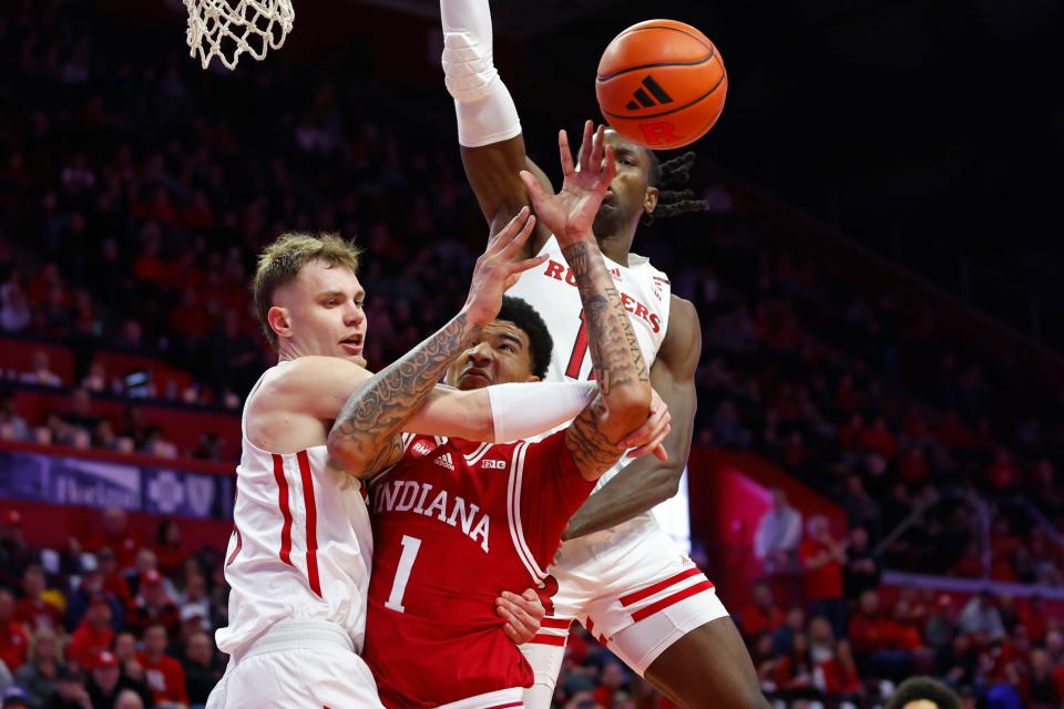 PISCATAWAY, NEW JERSEY - JANUARY 9: Kel'el Ware #1 of the Indiana Hoosiers loses control of the ball against Oskar Palmquist #9 and Clifford Omoruyi #11 of the Rutgers Scarlet Knights in the first half at Jersey Mike's Arena on January 9, 2024 in Piscataway, New Jersey. (Photo by Rich Schultz/Getty Images)
