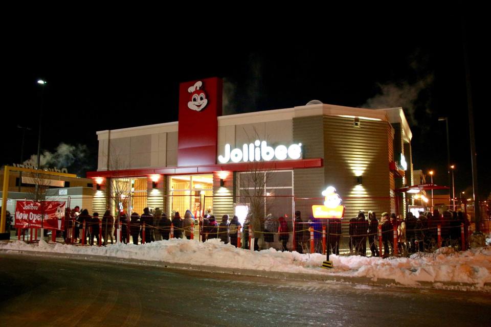 Crowds line up for a taste of Jollibee in Winnipeg on December 15, 2016. (Jollibee Canada/Facebook</a>)