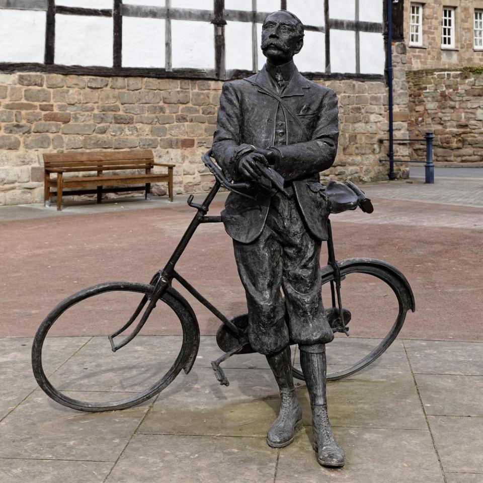 Jemma Pearson’s 2001 sculpture in Hereford Cathedral Green of Elgar & his Sunbeam bicycle