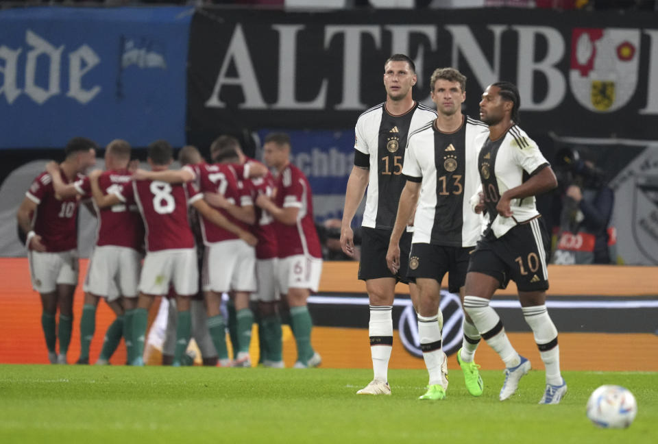 Los jugadores húngaros (izquierda) festejan el gol de Adam Szalai que les dio una victoria 1-0 ante Alemania en la Liga de las Naciones en Leipzig (Alemania), el 23 de septiembre del 2022. La mayoría de las potencias europeas llegan a la Copa Mundial de Qatar llenas de dudas. (AP Foto/Michael Sohn)