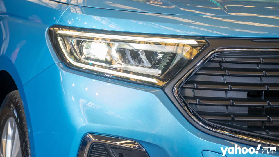 整合有AHB自動遠光燈系統的LED頭燈和C字型日行燈組，賦予極具辨識度的車頭樣貌。