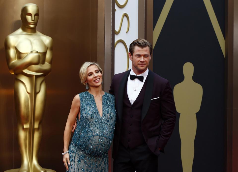 Actor Chris Hemsworth and wife Elsa Pataky arrive at the 86th Academy Awards in Hollywood, California March 2, 2014. REUTERS/Lucas Jackson (UNITED STATES TAGS: ENTERTAINMENT) (OSCARS-ARRIVALS)