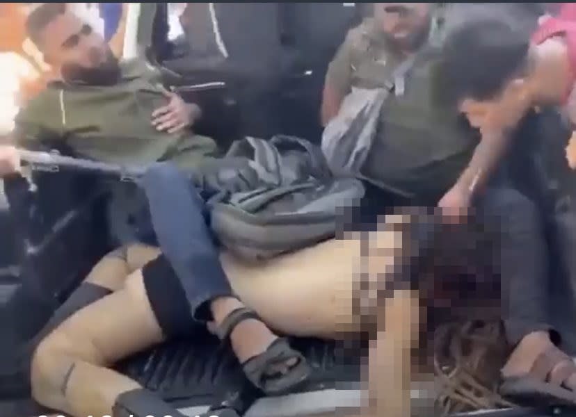 一具近乎全裸的女屍，被哈瑪斯恐怖分子丟棄在一輛卡車的後車斗。（翻攝自推特）