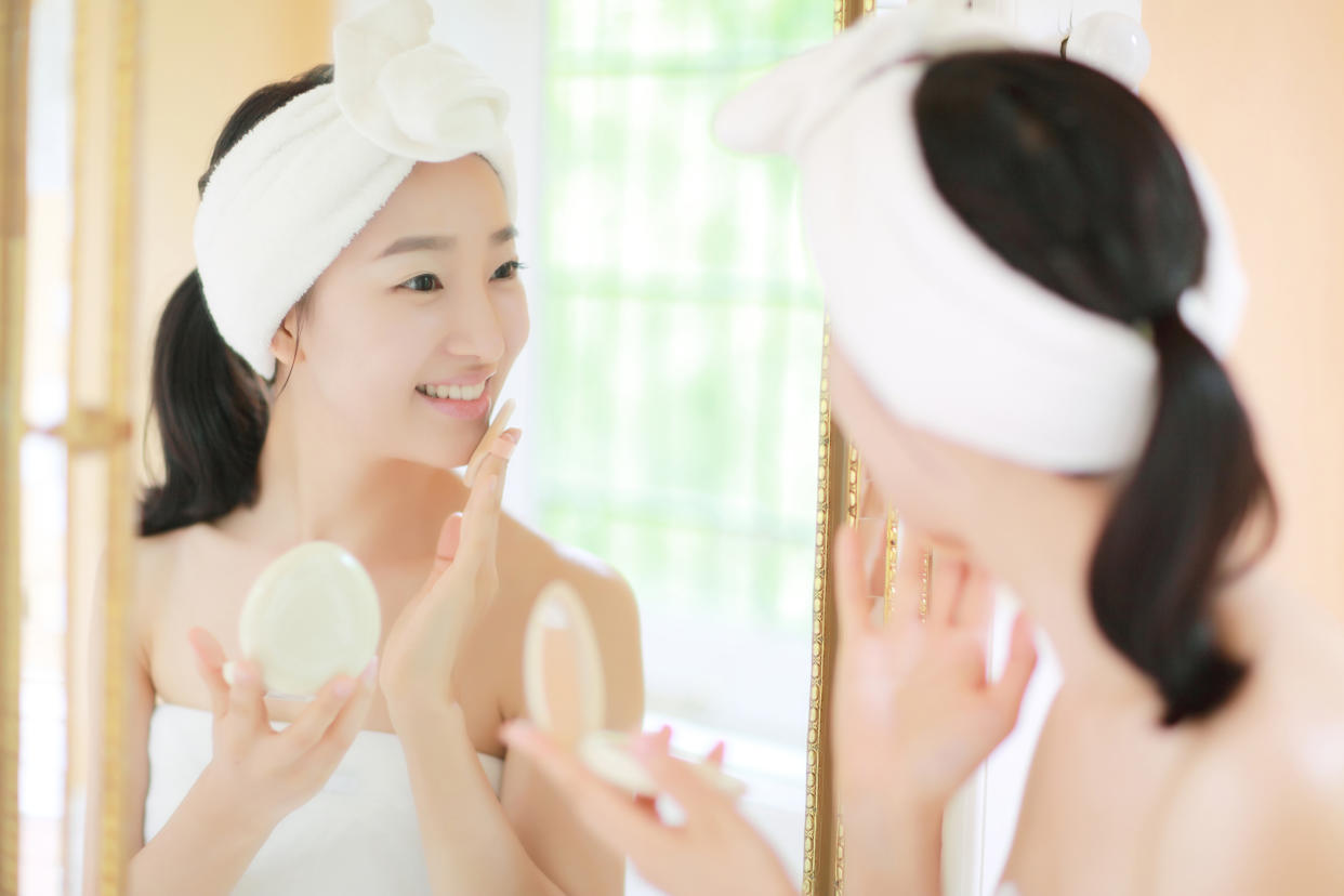 Asiatinnen sind bekannt für ihren makellosen Porzellanteint. Den pflegen sie mit einer aufwendigen Beauty-Routine. (Bild: Getty Images)