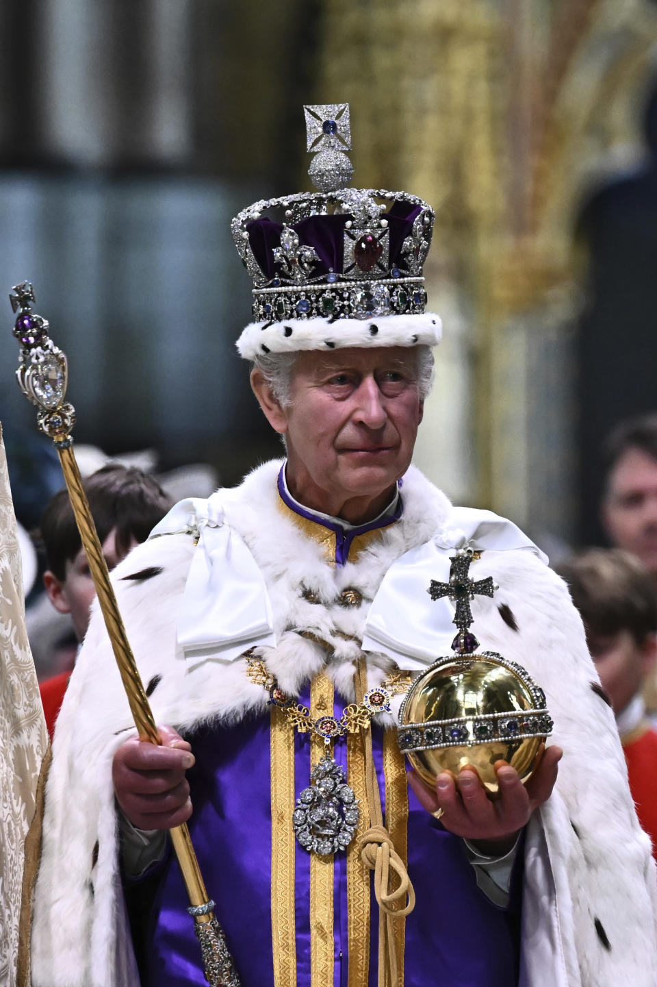 El Rey Carlos III de Gran Bretaña con la Corona Imperial del Estado y el Orbe y el Cetro del Soberano sale de la Abadía de Westminster después de su coronación en el centro de Londres el sábado 6 de mayo de 2023. La coronación es la primera en Gran Bretaña en 70 años, y solo la segunda en historia en ser televisada. Carlos es el 40to monarca en ser coronado en la iglesia del centro de Londres desde el rey Guillermo I en 1066.(Ben Stansall/POOL photo vía AP)