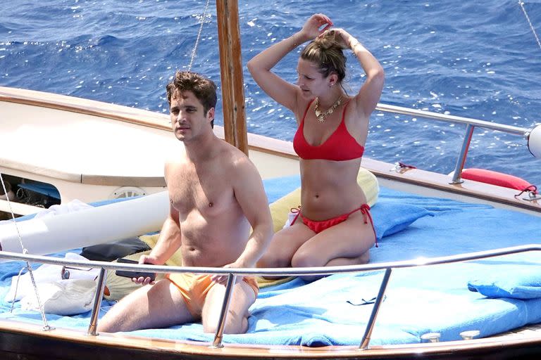 Relax románico. Diego Boneta, el mes pasado en Capri junto a su novia (GROSBY GROUP/) 