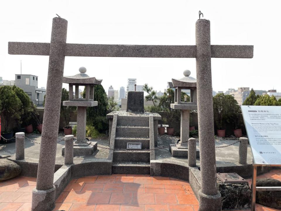 林百貨頂樓的小型神社，是台灣僅存的高空神社。