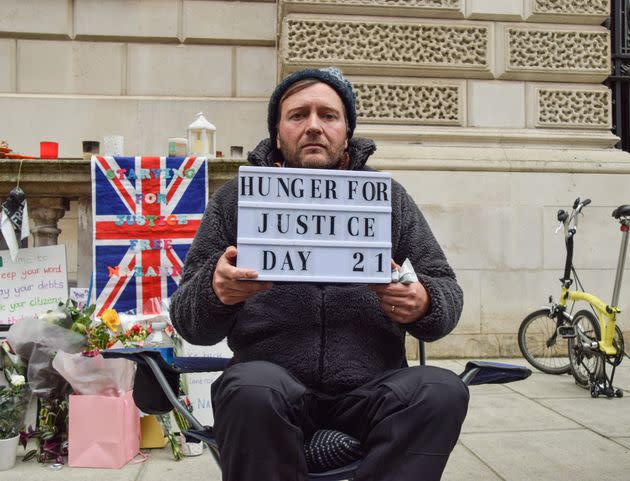 Richard Ratcliffe holds a 'Hunger For Justice' sign on the 21st and final day of his hunger strike outside the Foreign Office. (Photo: SOPA Images via Getty Images)