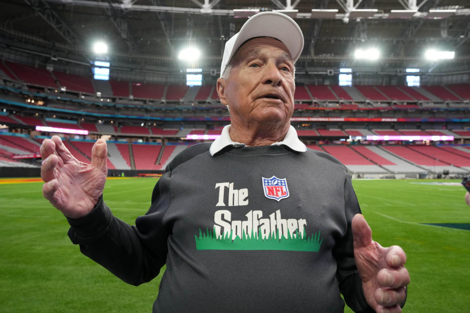 7 de febrero de 2023;  Phoenix, AZ, EE. UU.;  El jardinero de la NFL, George Toma, en el State Farm Stadium.  Crédito obligatorio: Kirby Lee-USA TODAY Sports