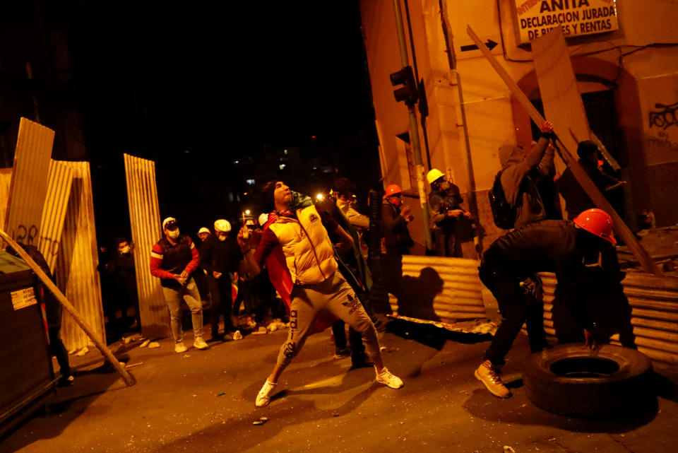 Demonstrators set up a barricade during clashes between protesters against Bolivia's President Evo Morales and government supporters, in La Paz, Bolivia Nov. 7, 2019. (Photo: Kai Pfaffenbach/Reuters)