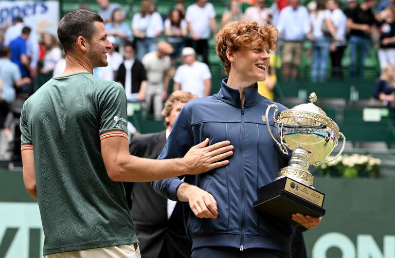 Rivales y buenos amigos: Hurkacz y Sinner, durante la premiación del ATP 500 de Halle 